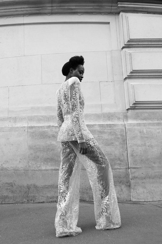 White Opéra Suit: Dramatic Elegance