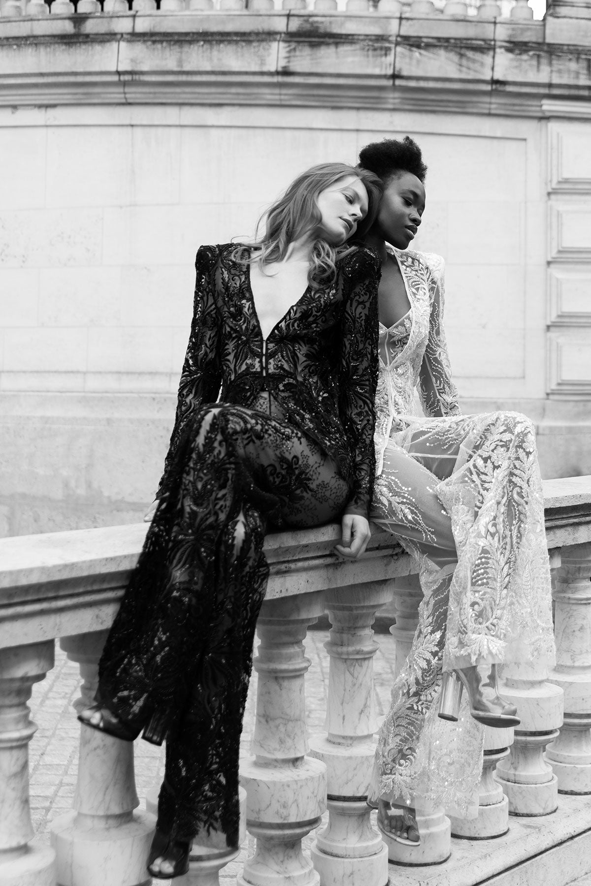 White Opéra Suit: Dramatic Elegance