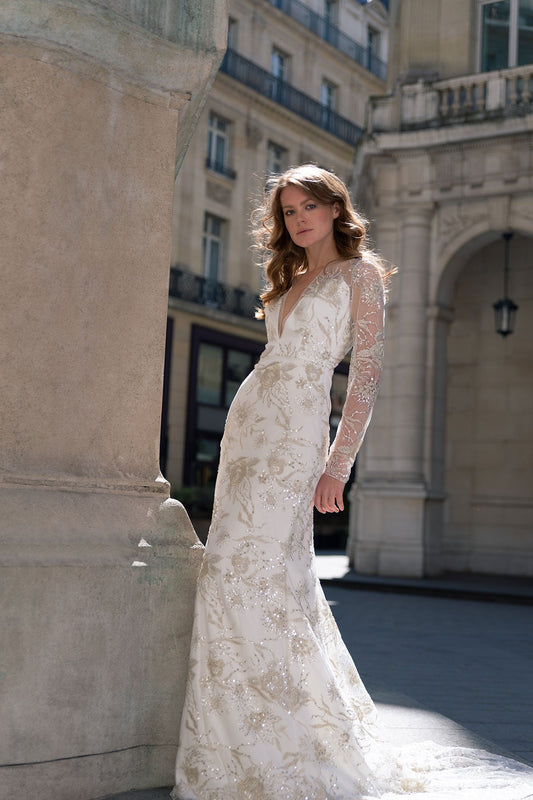 Paradis Dress: Flattering V-neck