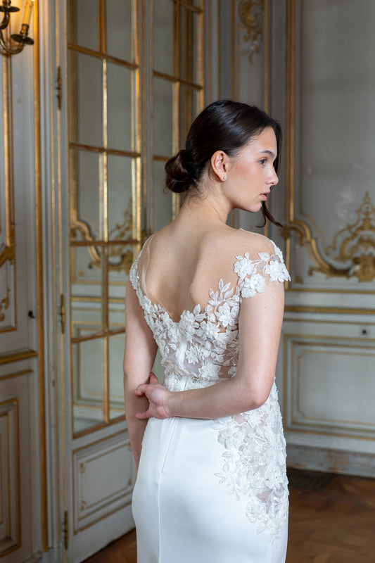 Fiamma Bianca Gown: Off-shoulder look